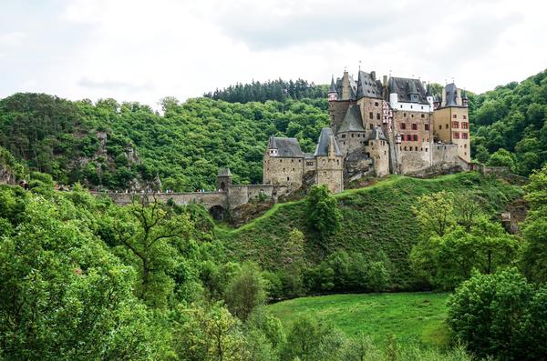 Bild der Burg Eltz, als Titelbild für die Regeln zur Hundehaltung in Rheinland-Pfalz
